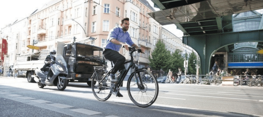 Mann fährt auf e-Bike
