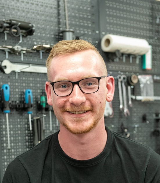 • großer Technik-Freak (im wahrsten Sinne des Wortes) <br>• "Trail an - Kopf aus"