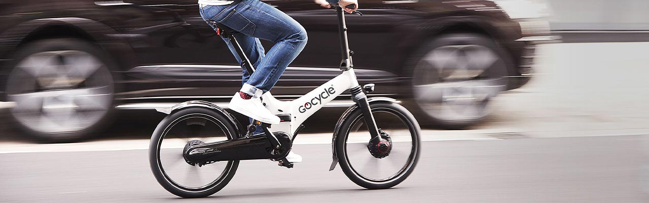 Ein Mann fährt ein Gocycle Falt- und Kompakt- e-Bike im Stadtverkehr