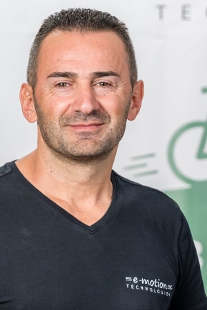 • Zweiradmechaniker mit 30 Jahren Erfahrung <br>• liebt Bikes mit e-Motor und auch italienische mit zwei Zylindern