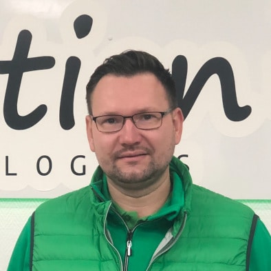 • Ausbildung zum Verkäufer / Kaufmann im Einzelhandel <br>• spielt Fußball im Verein