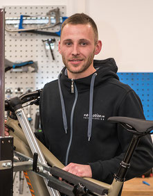 • begeisteter Schrauber <br>• Biker seit Kindesbeinen <br>• "Go hard or go home"