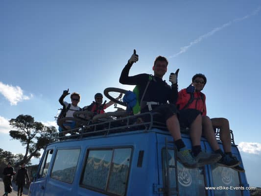 Reisende mit e-Bikes auf einem Auto in Andalusien