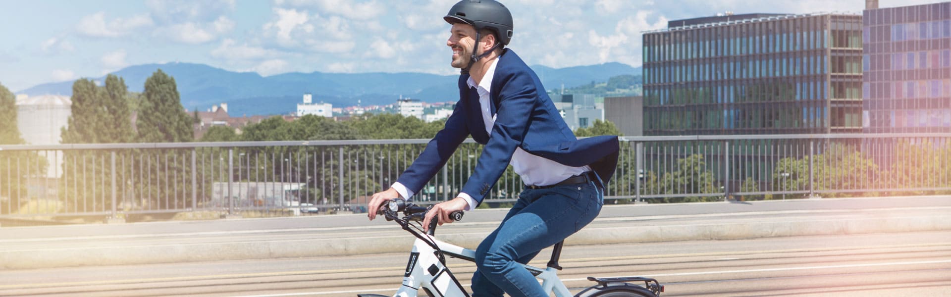 Mann fährt durch eine städtische Kulisse mit einem e-Bike