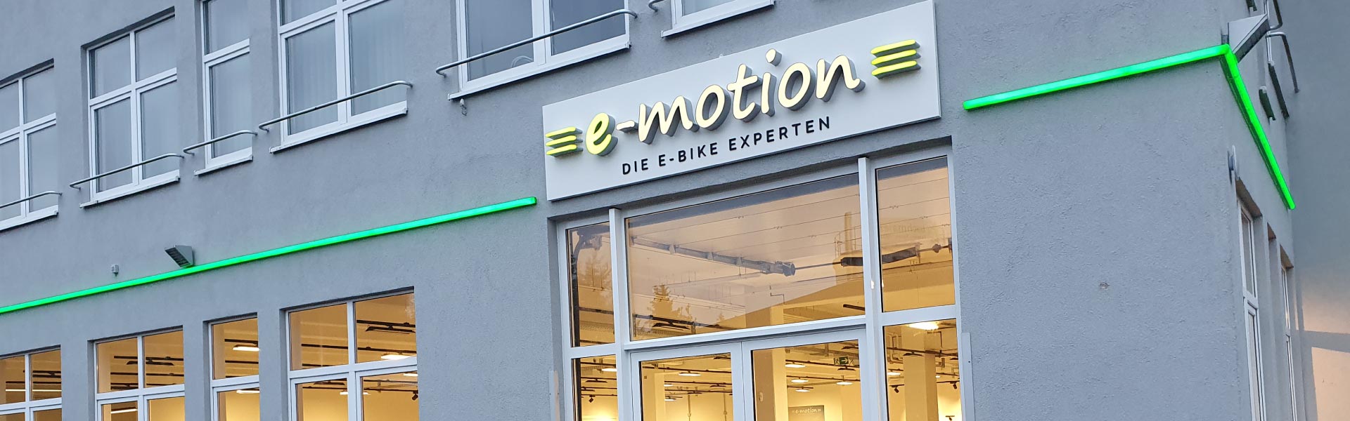 Außenansicht und Eingangsbereich der e-motion e-Bike Welt in Pforzheim
