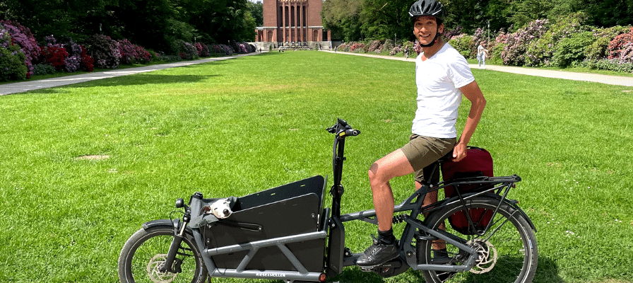 eBike Fans Ben mit seinem Hund im Lastenrad Riese &amp; Müller Load 60