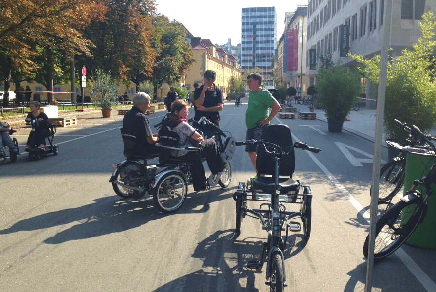 Unsere e-motion Experten beraten Besucher während der Mobilitätswoche in Stuttgart