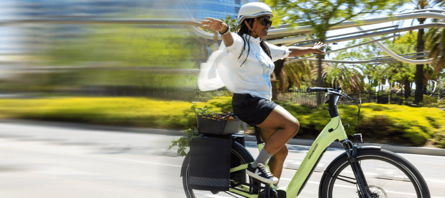 Frau auf Specialized e-Bike fährt freihändig