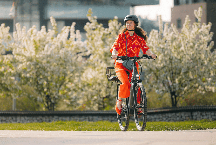Eine Frau fährt auf einem e-Bike der Marke Bianchi