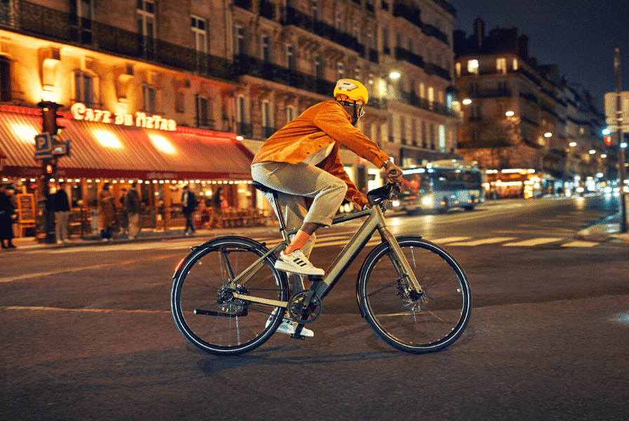 Ein Mann fährt mit einem Riese & Müller e-Bike durch die Stadt