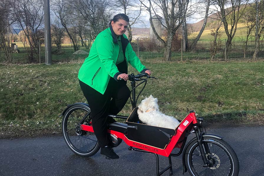 Sara aus Tuttlingen mit einem Lasten e-Bike von Riese & Müller