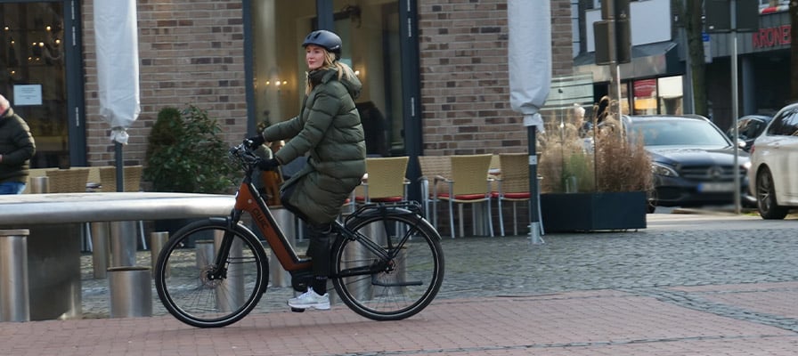Laura auf dem Qwic Mira e-Bike in der Stadt