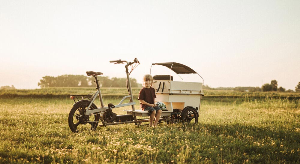 Ein Kind sitzt auf dem Johansson Oscar M Lastenrad