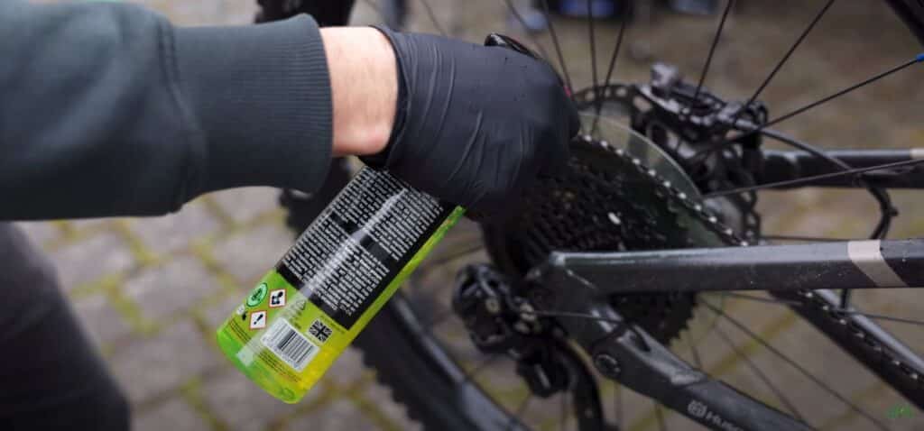 e-Bike Reinigung mit MucOff Kettenreiniger