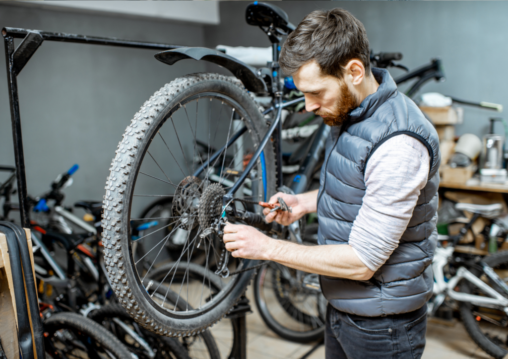 Mann repariert Fahrrad