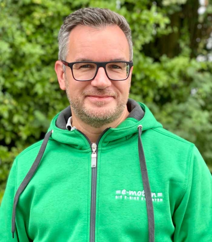 Raymon e-Bikes in der e-motion e-Bike Welt in Offenburg emotion mitarbeiter 587