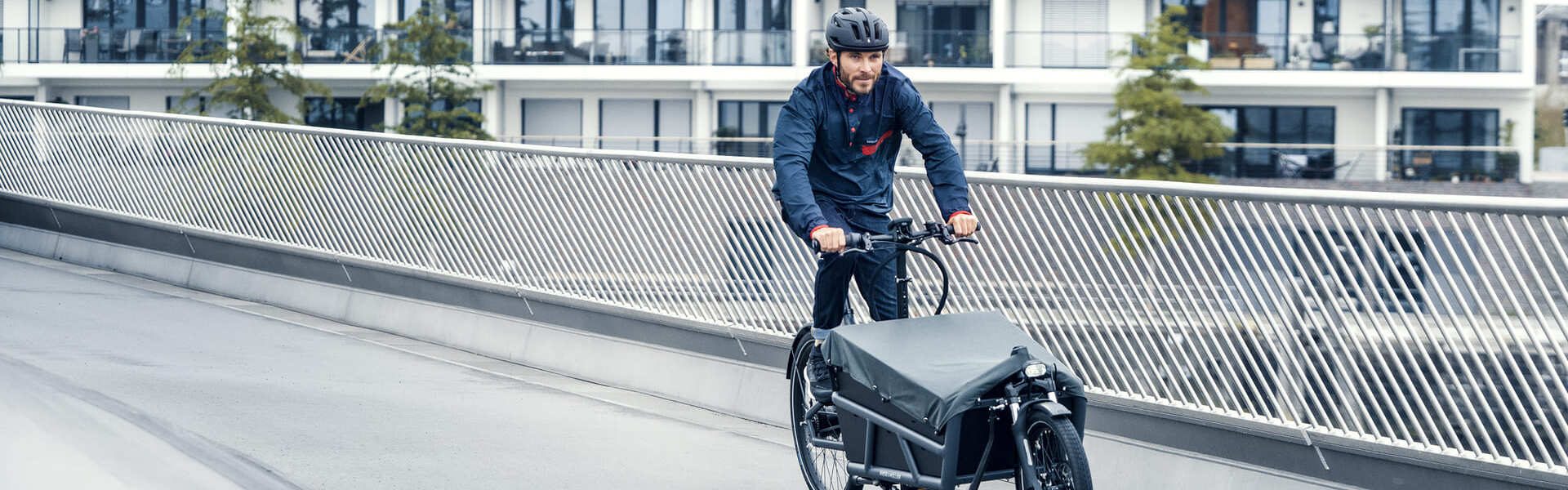 Riese & Müller Lasten e-Bike auf Straße Riese & Müller Lasten e-Bike auf Straße